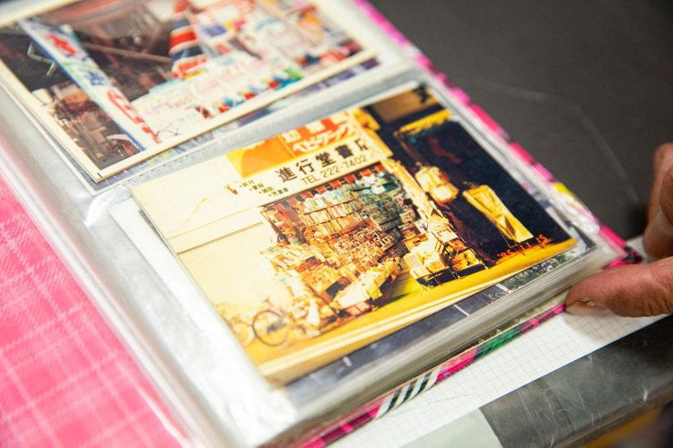 1985年の店の写真。店頭まで雑誌がぎっしり。