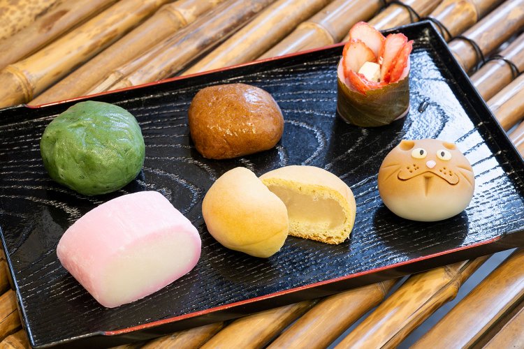 左から前後2つずつ、初代、2代目、3代目考案のお菓子。