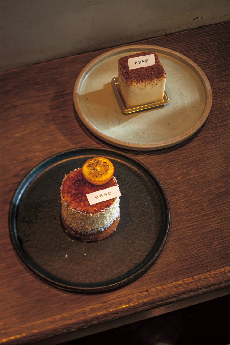 アマゾンカカオのティラミス1200円（上）。