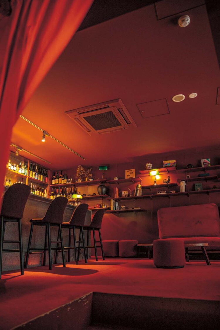 『AKAI BAR』のオーナーは架空のキャラクター「アカイさん」。いったい誰？　