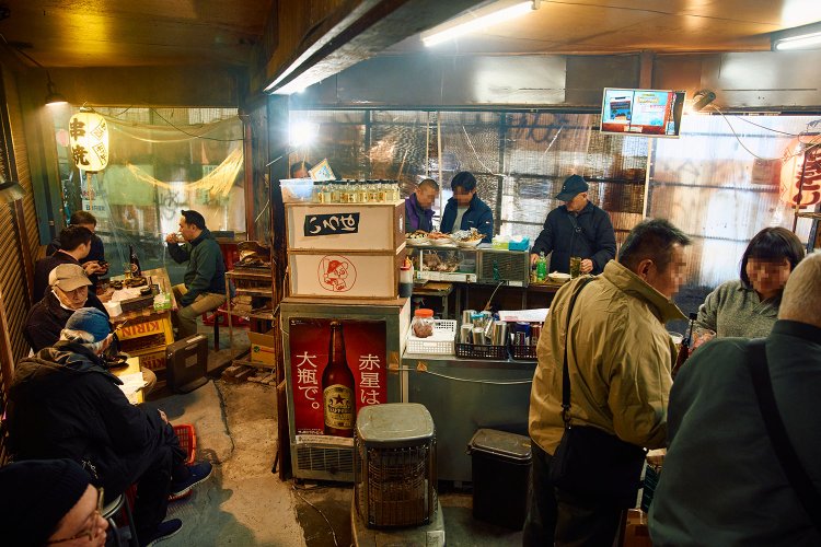 基本は立ち飲み。テーブルも数席。