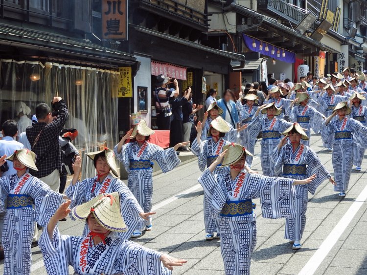 門前町の風情が今も残る成田山表参道を踊り手たちが進んでいく。