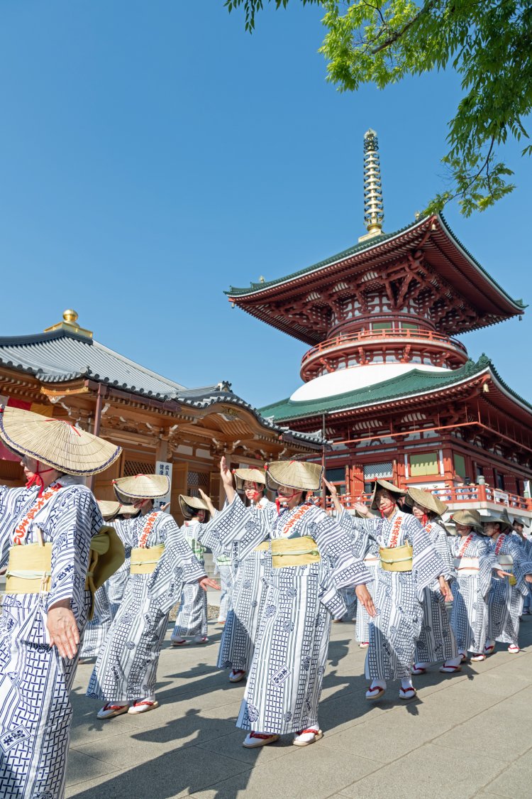 成田山のシンボルともいえる平和大塔の周りで踊りが奉納される。