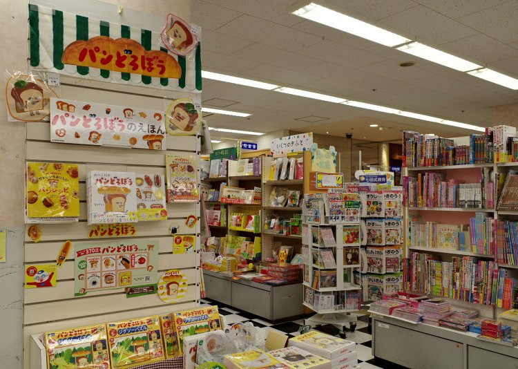 にぎやかな児童書売場。