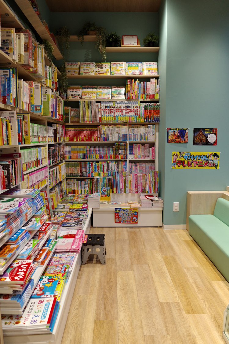 児童書コーナーにはソファもある。
