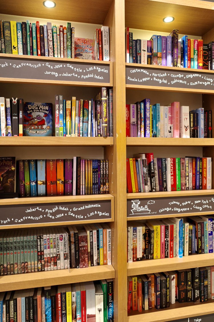 入り口の洋書棚。文芸から漫画、絵本と多種多様。