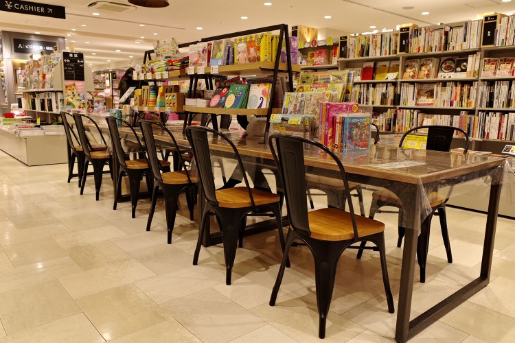 児童書コーナーの一角にテーブルと椅子。ワークショップを開催することも。