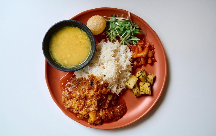 週替わりカレーのダルバート1100円（パキスタン式無水ほぐしチキン）。