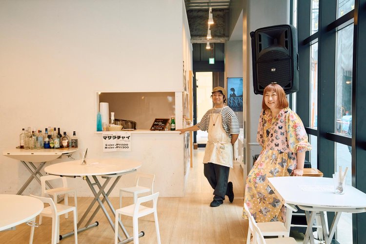 かとうみほさん（手前）と『間借りカレー香織る』の北川淳さん。