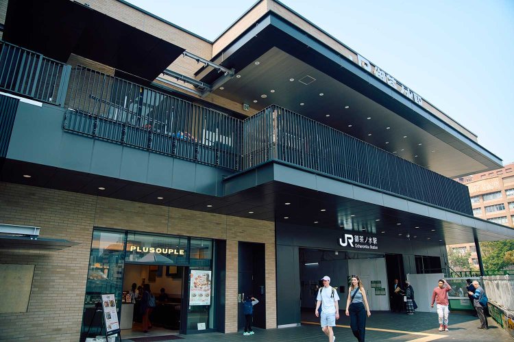 JR御茶ノ水駅の新しい聖橋口と駅前広場。