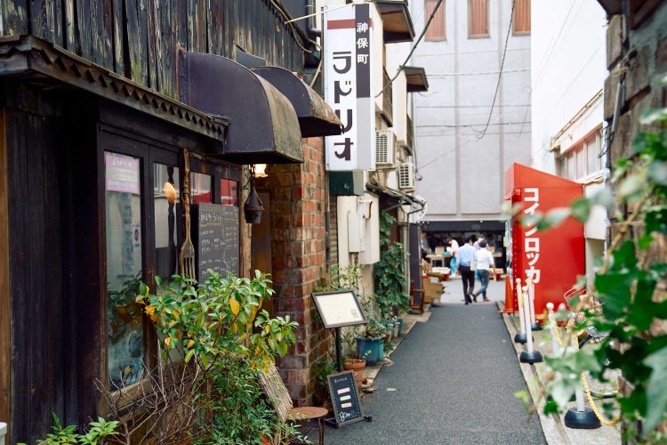 書泉グランテの裏、『ラドリオ』のある名路地。