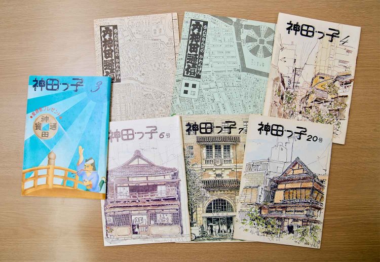 久保さんが1977年から始めたタウン誌『内神田通信』と、その2年後に改名した『神田っ子』（現・『KANDAルネッサンス』）。