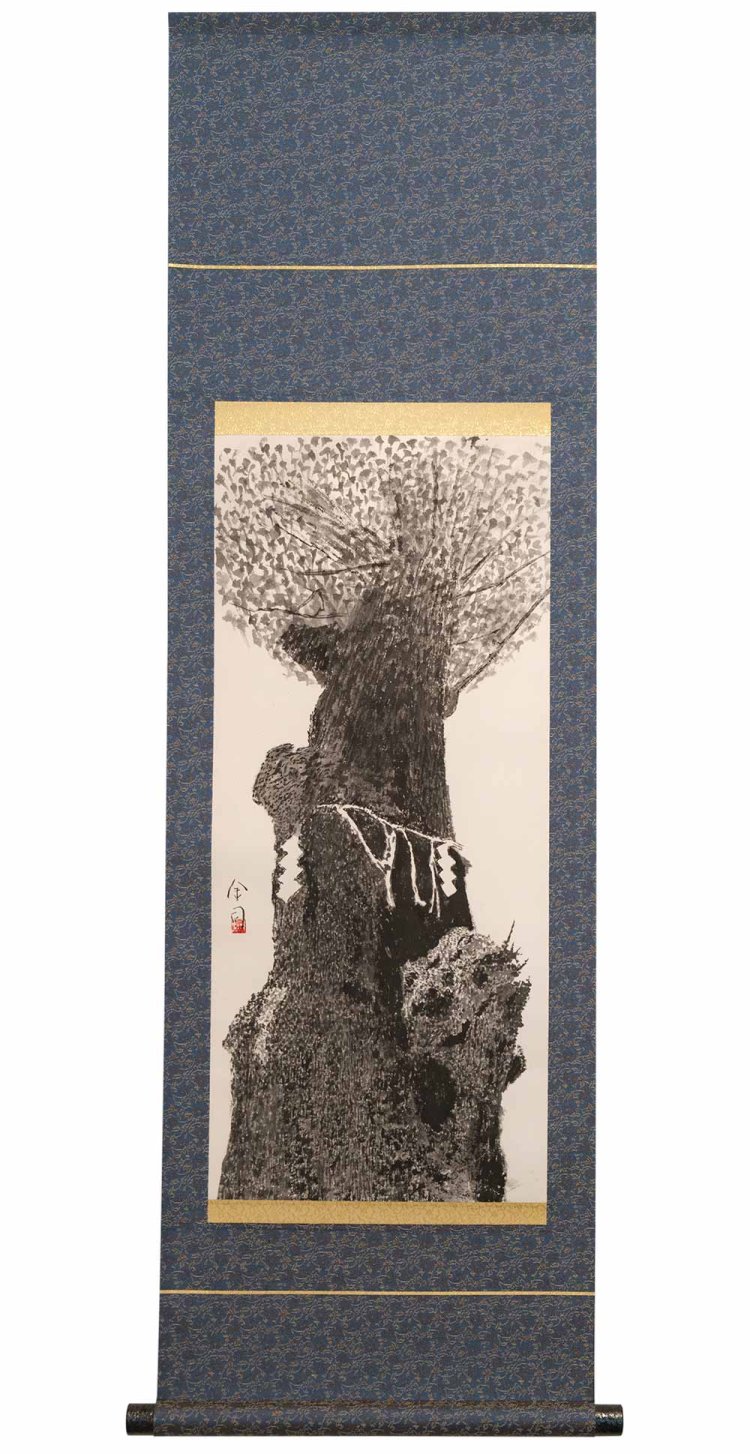 久保さんは水墨画が趣味。写真は神田神社のご神木「カミナリイチョウ」。