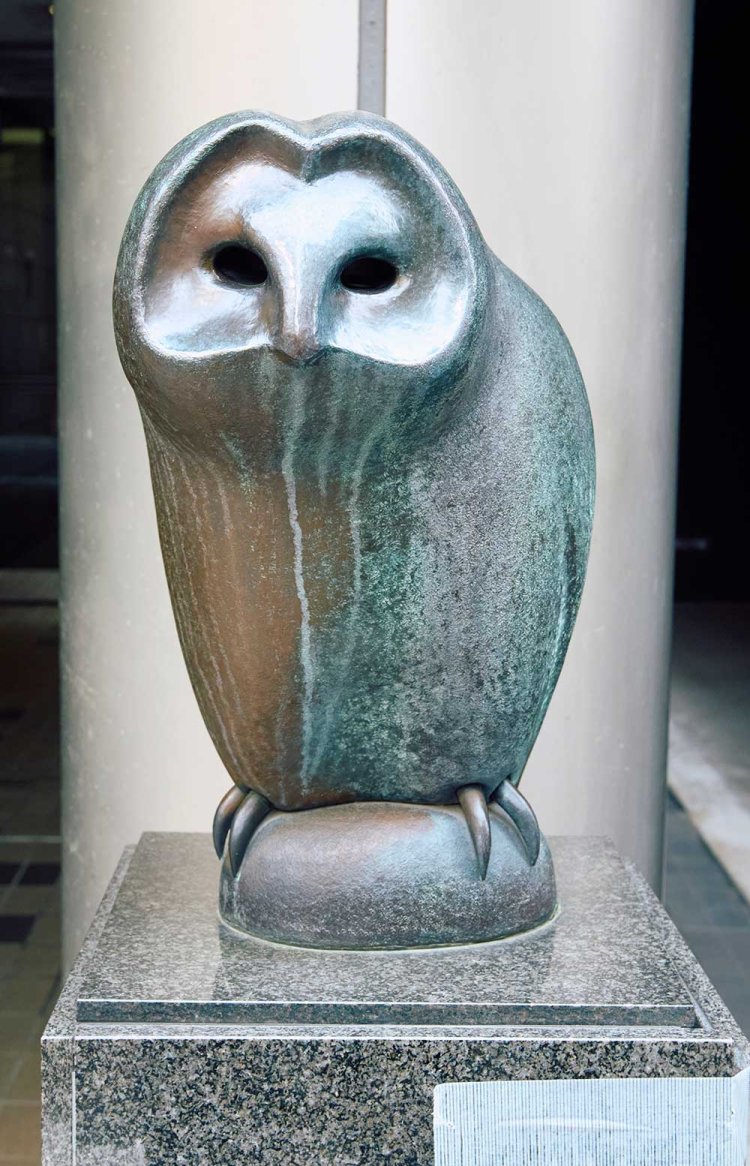 内神田にあるフクロウの彫刻。