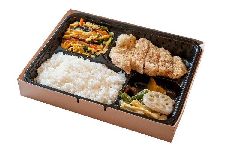 豚ロース揚げのパイグー飯に野菜の煮物2種を加えたパック1050円。