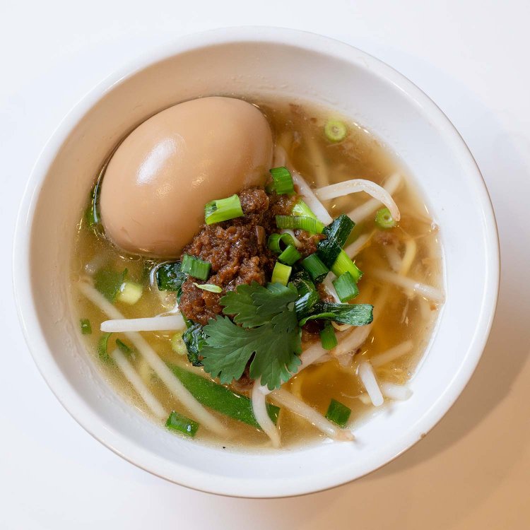 坦仔麺煮卵入り370円。