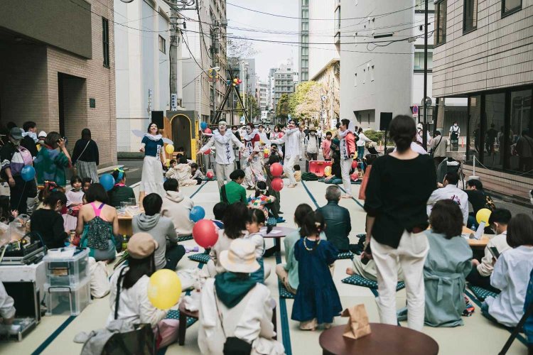 「なんだかんだ」は『神田ポートビル』前で年3、4回実施。10回目となる次回は2025年7月に開催予定。