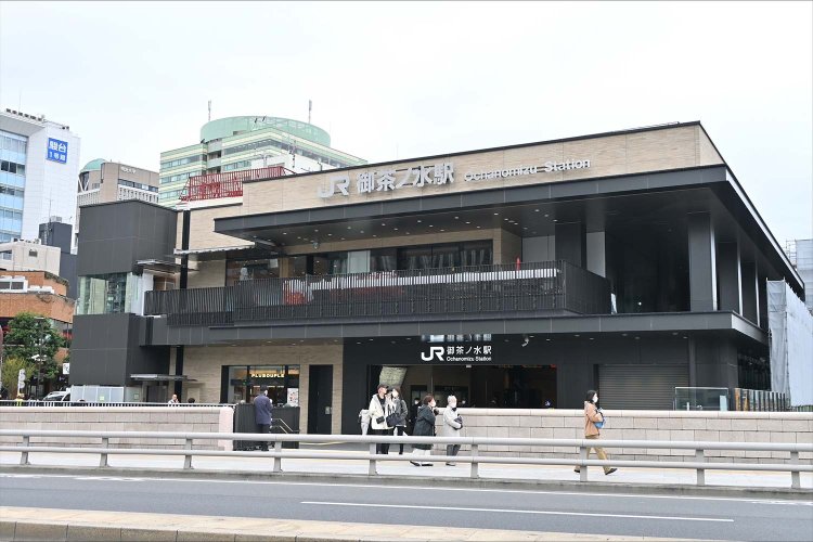 2024年12月31日に開業120周年を迎えた、進化中の御茶ノ水駅。聖橋口の改札前広場は2025年3月31日に工事が終わり、開放された。