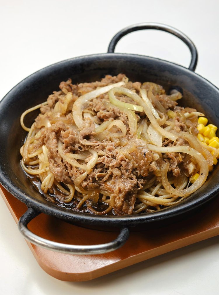 カロリー焼き920円（ライス・スープ付き）。お肉とタマネギはダブルにもトリプルにもできますよ。筆者は今でもダブル～トリプルを頼み、一部をメシにのせて食べるのが好き。