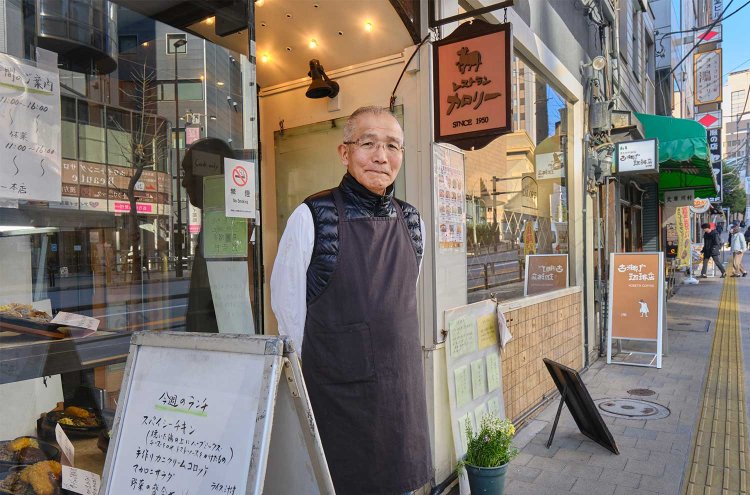 現在の店主・江本篤哉さん。声がデカい。弟の健吉さんも声がデカい。オーナーの遺伝子、アツイぜ！