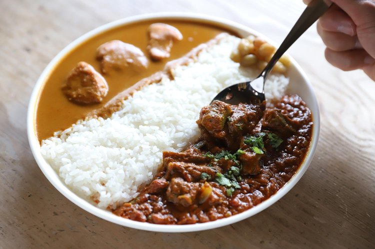 オクラとムングダルと、チキンのダブルカレー1200円。