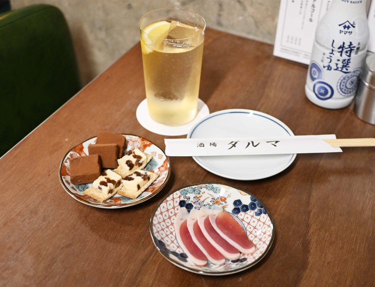 氷柱角ハイボール490円、合鴨の生ハム390円（手前）、レーズンバターと生チョコクリームチーズ盛り690円。