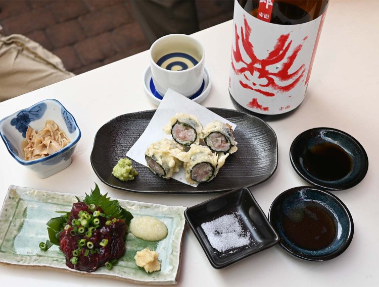 百十郎750円、クジラ刺し身880円（手前）、ねぎとろ天ぷら880円（中央）、お通しは貝柱の煮付け500円。