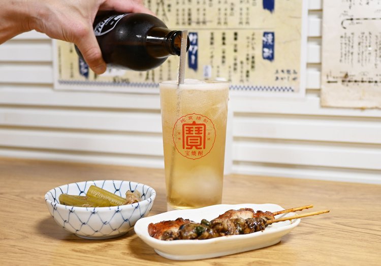 ホッピーセット450円、鰻串と鰻肝串550円（右）、ふきの煮物330円（左）。