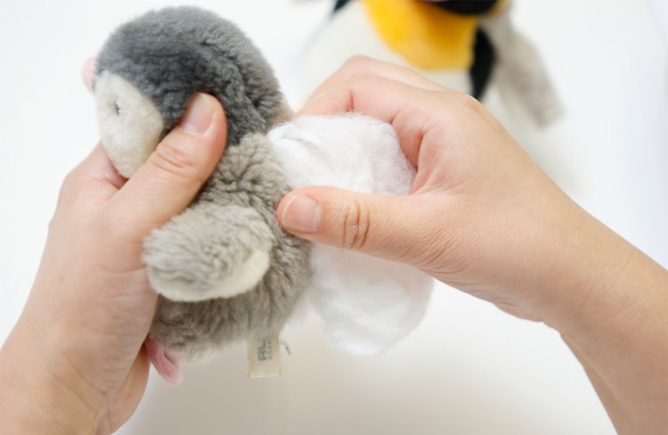 古い中綿は固まっているので、新しいものと交換するために取り出す。裏側からもケガがないかを検査。