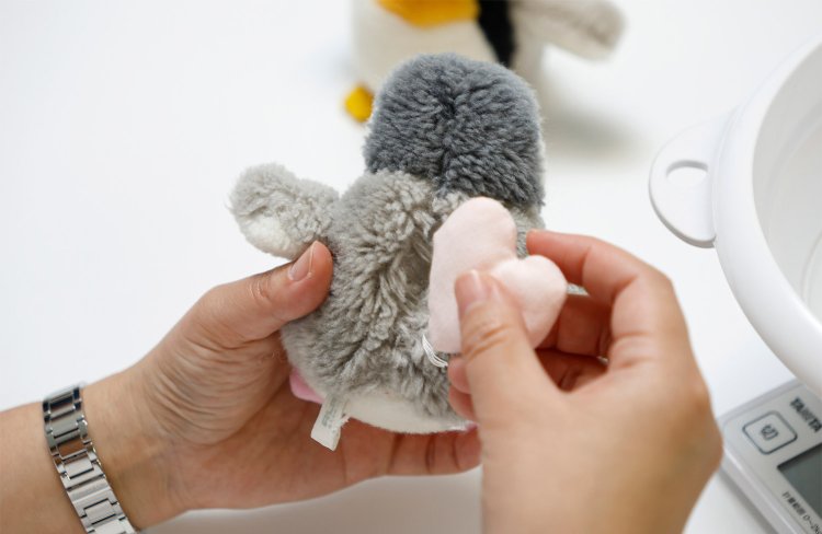 自然乾燥が終わったら「こころハート」を背中の綿入れ口からしまい込む。触り心地や体重もきちんと確認。