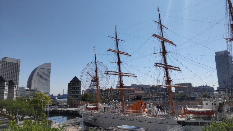 雲一つなく晴れた5月の横浜の空。現代ではこの天気も「五月晴れ」と表現されている。