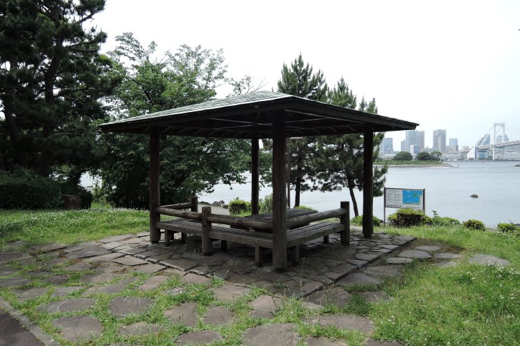 海を見渡せる東屋（東京都港区）。