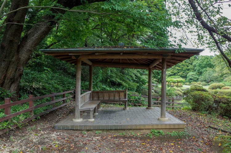 木陰が気持ちよさそうな東屋（東京都新宿区）。