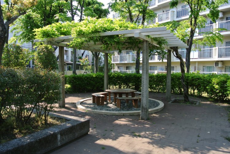 東屋の仲間のパーゴラ。藤棚の木陰に椅子とテーブル（神奈川県横浜市）。