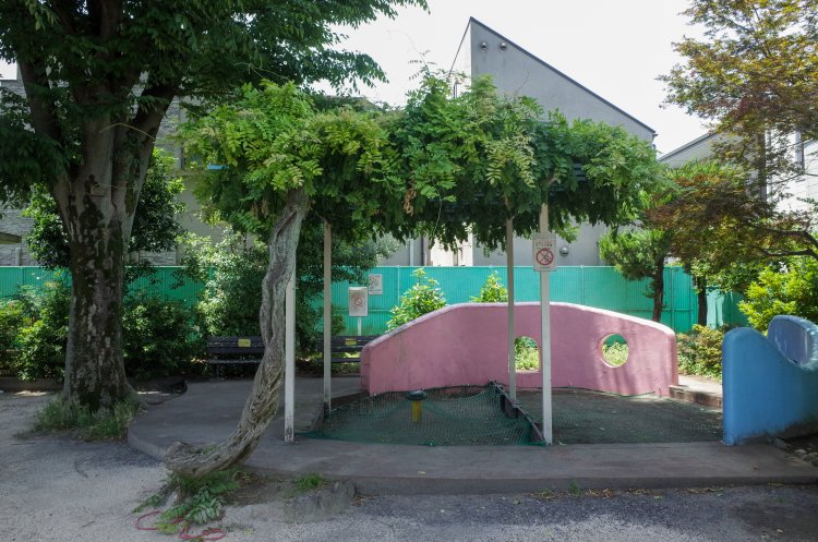 木陰が砂場で遊ぶ子どもたちを守る（東京都杉並区）。