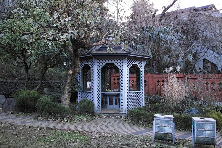 六角形のガゼボ。異国情緒漂う（東京都大田区）。