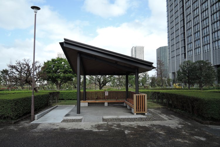 ビル街に立つモダンなデザインのシェルター（東京都港区）。
