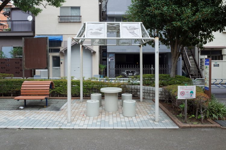 公園に、日差しを防げる休息場所があるという安心感（東京都江戸川区）。