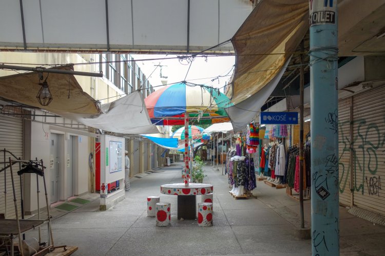 テントも椅子も、ポップな色使いがキュート（沖縄県那覇市）。