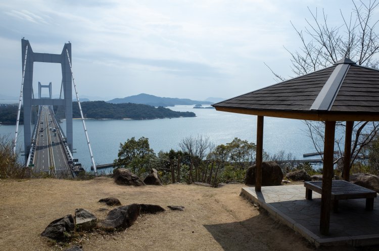 瀬戸内海と瀬戸大橋を見渡せる、岡山・東屋展望台