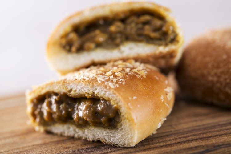 よこすか海軍カレーパンとオリジナルカレーパンは1日2000個限定で用意される。