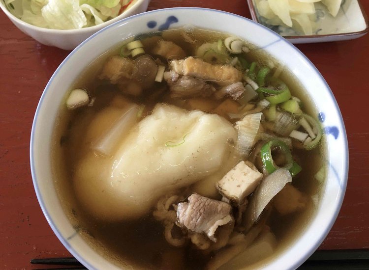 とにかく餅がジャンボすぎる！　餅ひとつが都会の人が思う餅の2〜3つ分はある。それが2つも入ってる。まさに、餅好きによる餅好きのための一品。