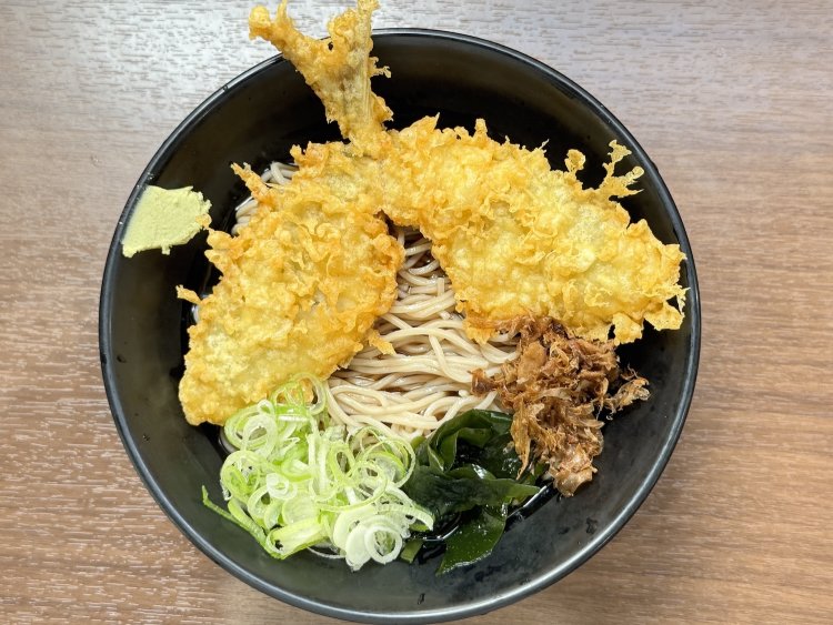 ぶっかけそば、アジ天で650円。サクサクのアジがたまらない。