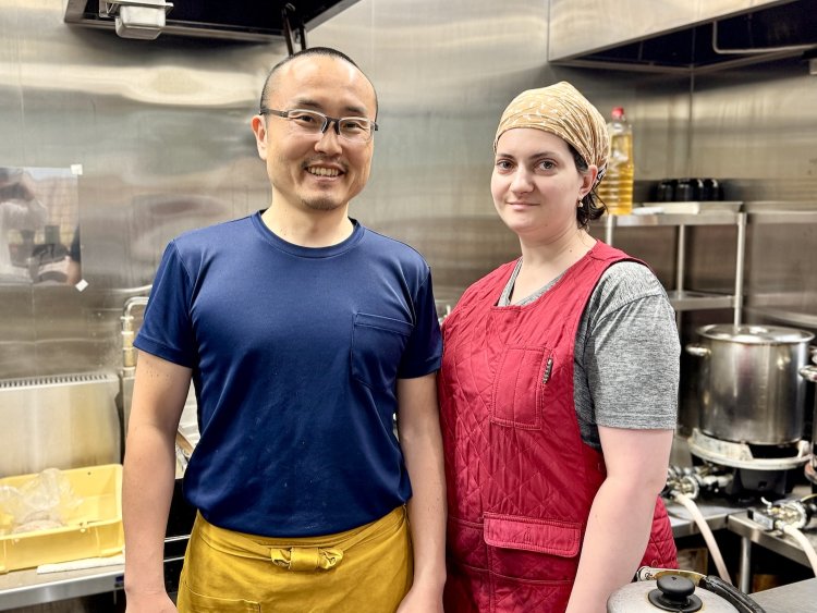 柏木秀之さんと妻のユリアさん。