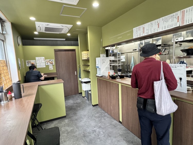 7人ほど入れる店内。ガラス張りで明るい。