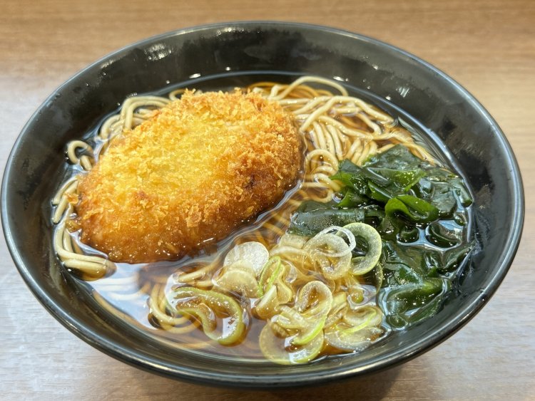 コロッケそば750円。