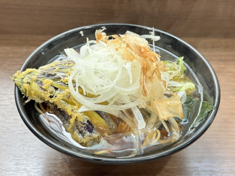なす天にさらし玉ねぎのそばは800円。なすも玉ねぎも味がきれい！
