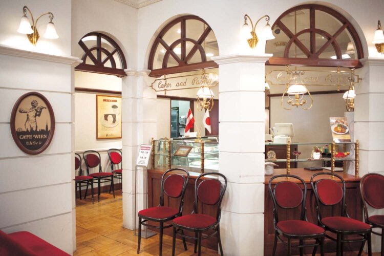 入り口からウィーンの街角にあるようなたたずまい。