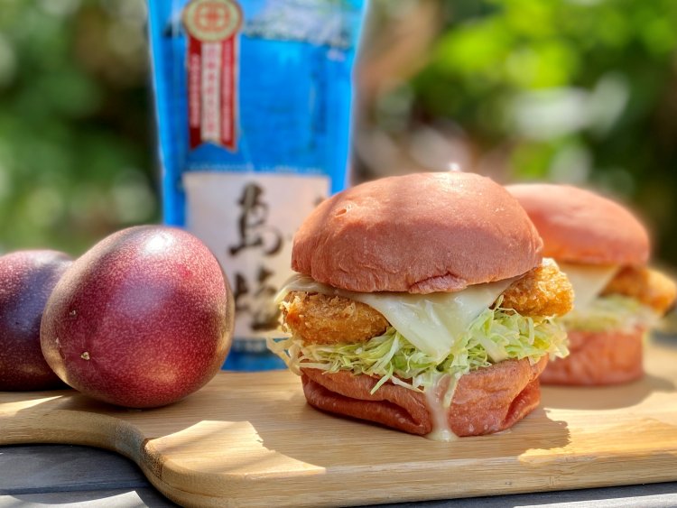 小笠原諸島のメカジキメンチカツバーガーとパッションフルーツ。