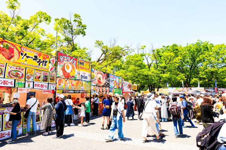 ソーキそばやタコライスなど、沖縄料理のブースがずらりと並ぶ（写真は2024年の様子）。